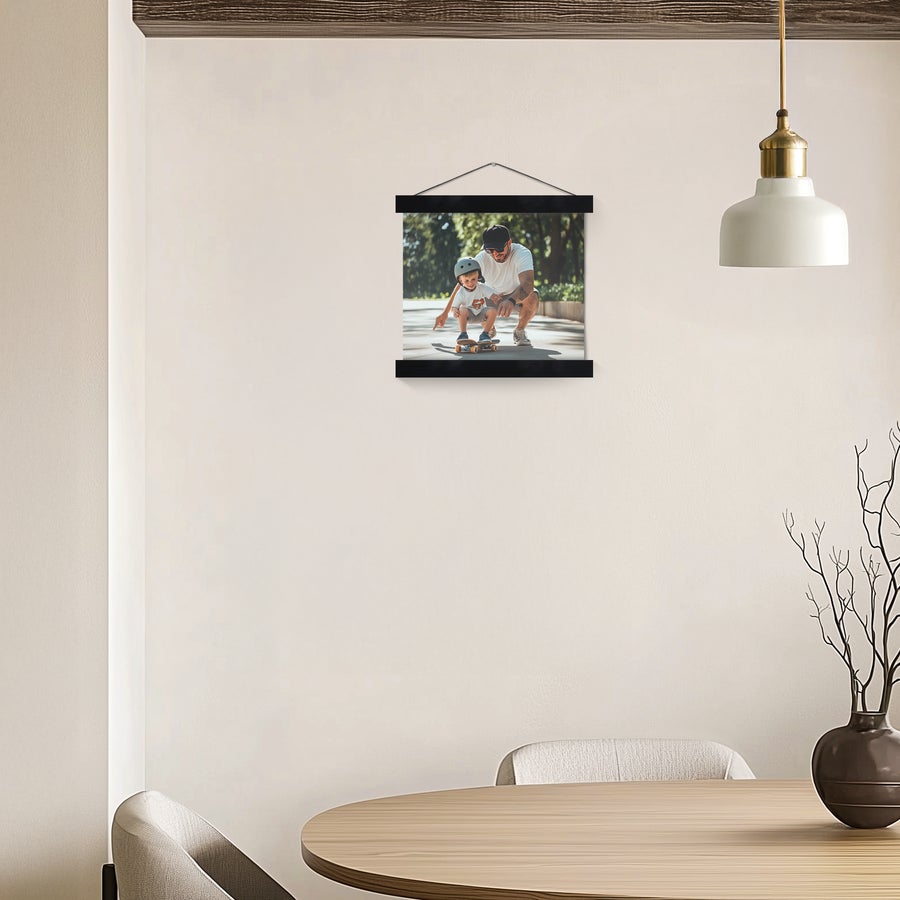 Personaliziran plakat z obešalnikom Stenski plakat z magnetnim obešalnikom, tiskano s fotografijo očeta in sina na rolki