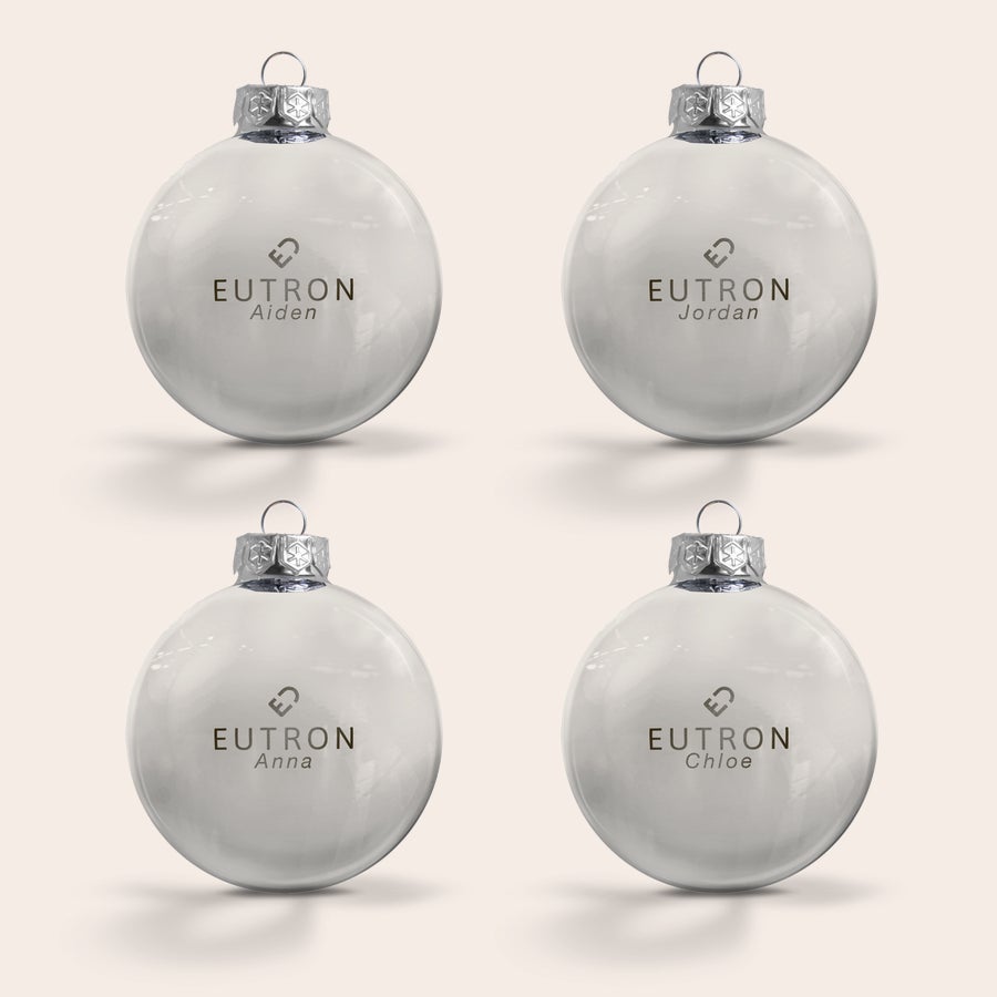 Glasjulkulor med namn Fyra graverade julgranskulor av glas. Varje kula har ett namn som Aiden, Jordan, Anna, Chloe för en personlig touch.