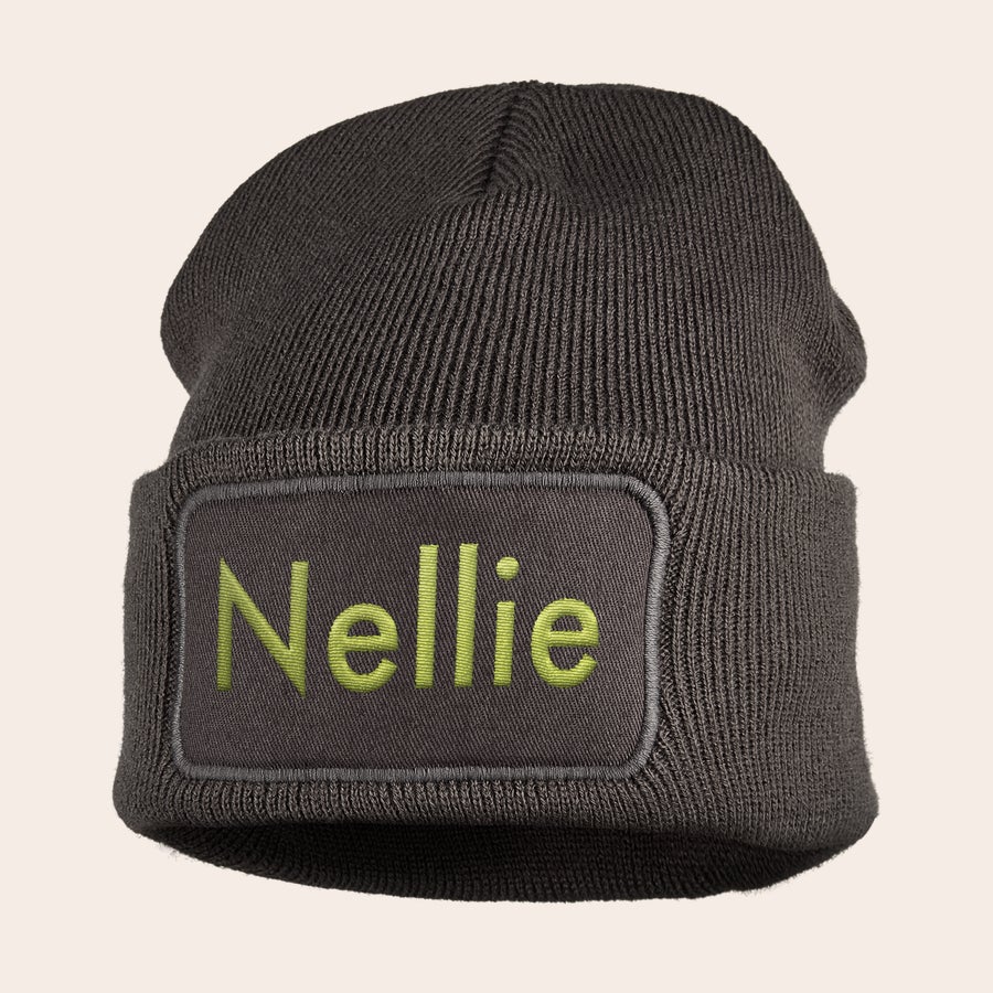 Broderad hatt Mörkgrå beanie mössa med broderat namn Nellie i limegrönt. Håll de små öronen snygga och varma.