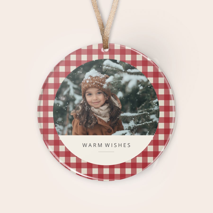 Ornamente de Crăciun personalizate din plexiglas Ornament rotund de Craciun din plexiglas cu imprimeu in carouri rosii, personalizat cu o fotografie a unei fetite si mesajul "Warm Wishes", ideal pentru a-ti decora bradul.