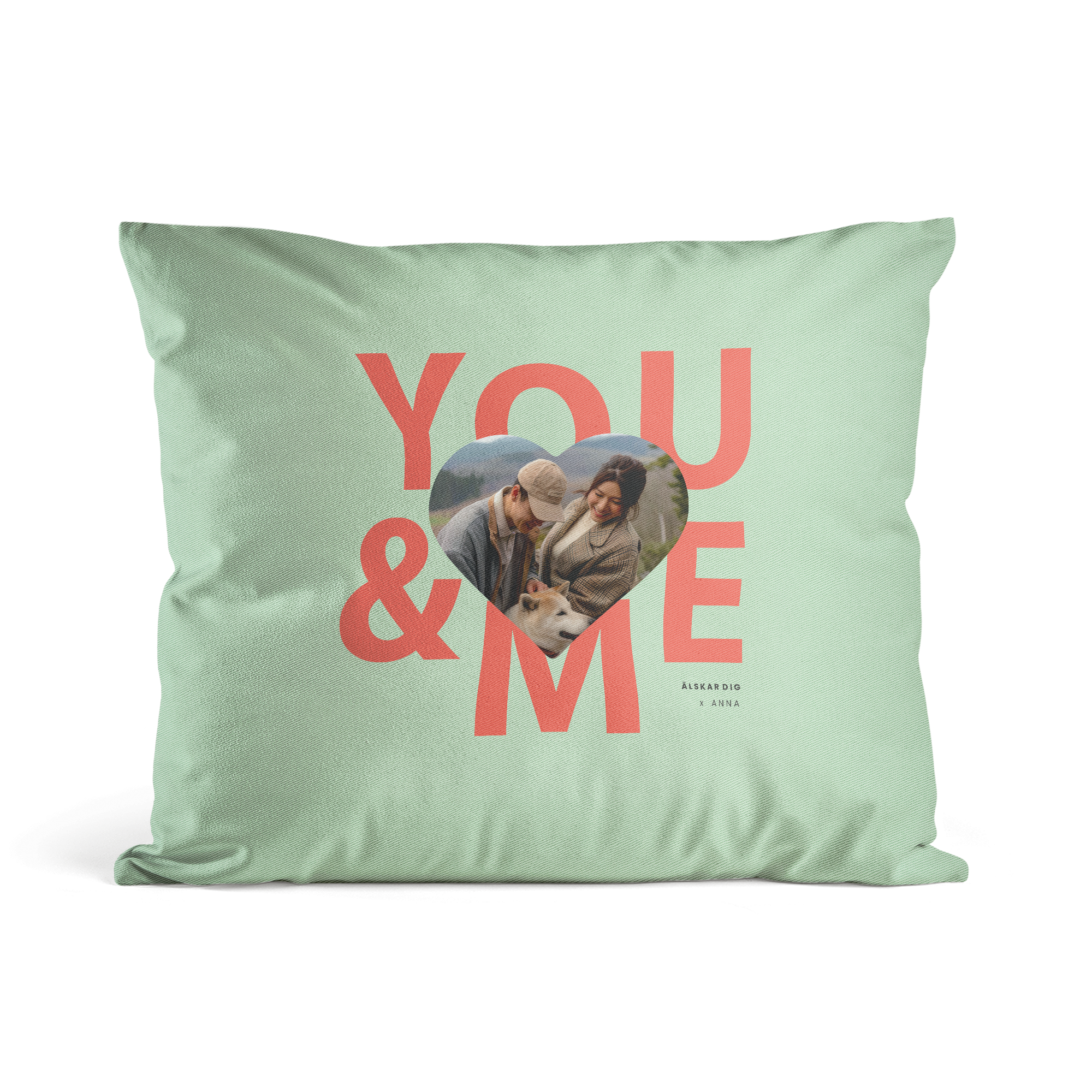 Mintgrönt personligt kuddfodral tryckt med ett foto av ett par och en hund i ett hjärta, omgivet av texten "YOU & ME".