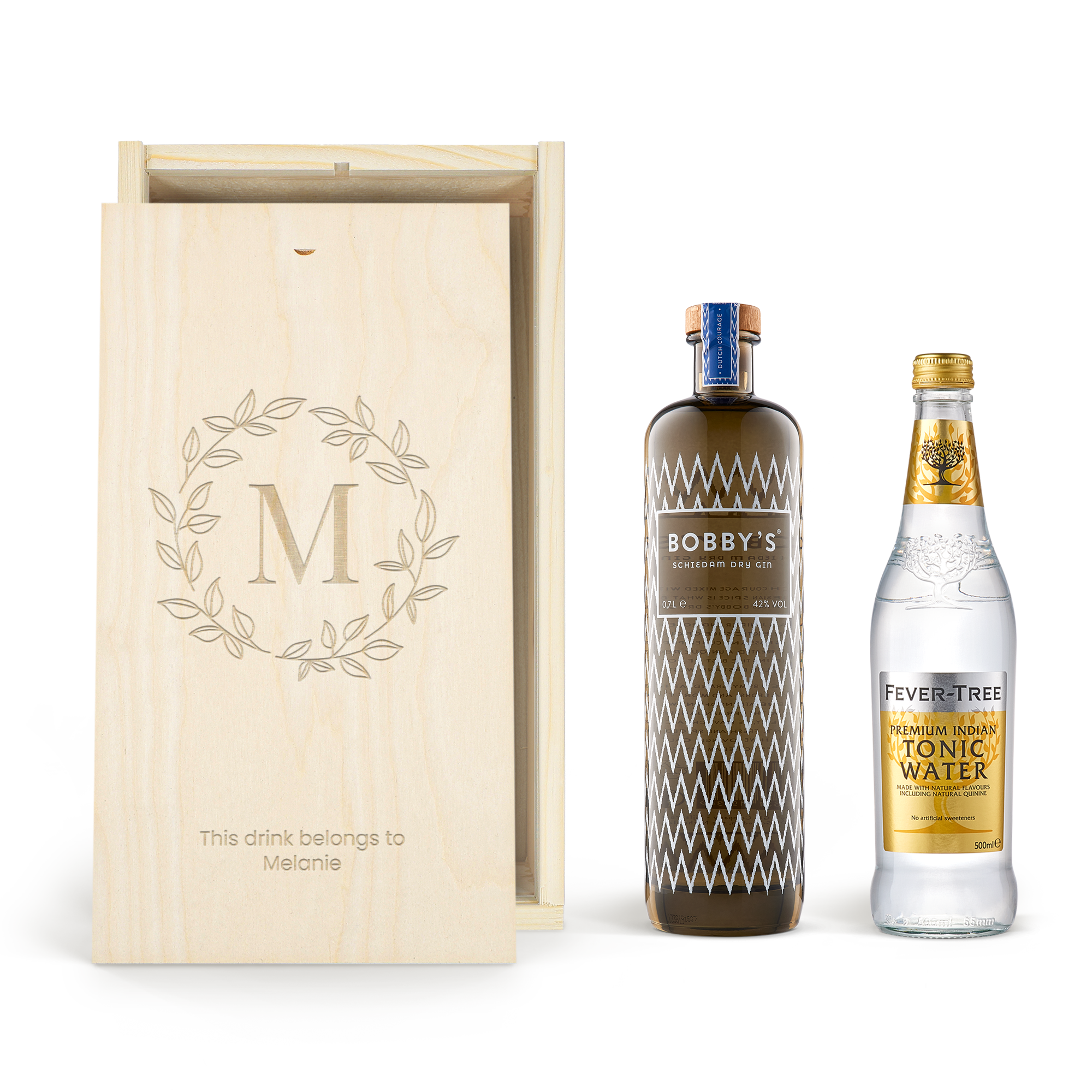 Proost! gegraveerde houten kist voor gin-tonic pakket met Bobby's gin en Fever-Tree tonic, gegraveerd met letter M en de tekst "This drink belongs to Melanie".
