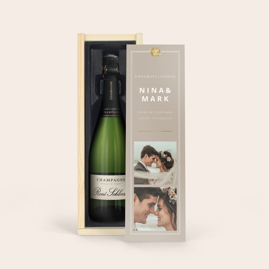 Șampanie - René Schloesser (750ml) Sticlă șampanie René Schloesser într-o cutie de lemn, cu copertă imprimată cu fotografii și text personalizat "NINA & MARK".