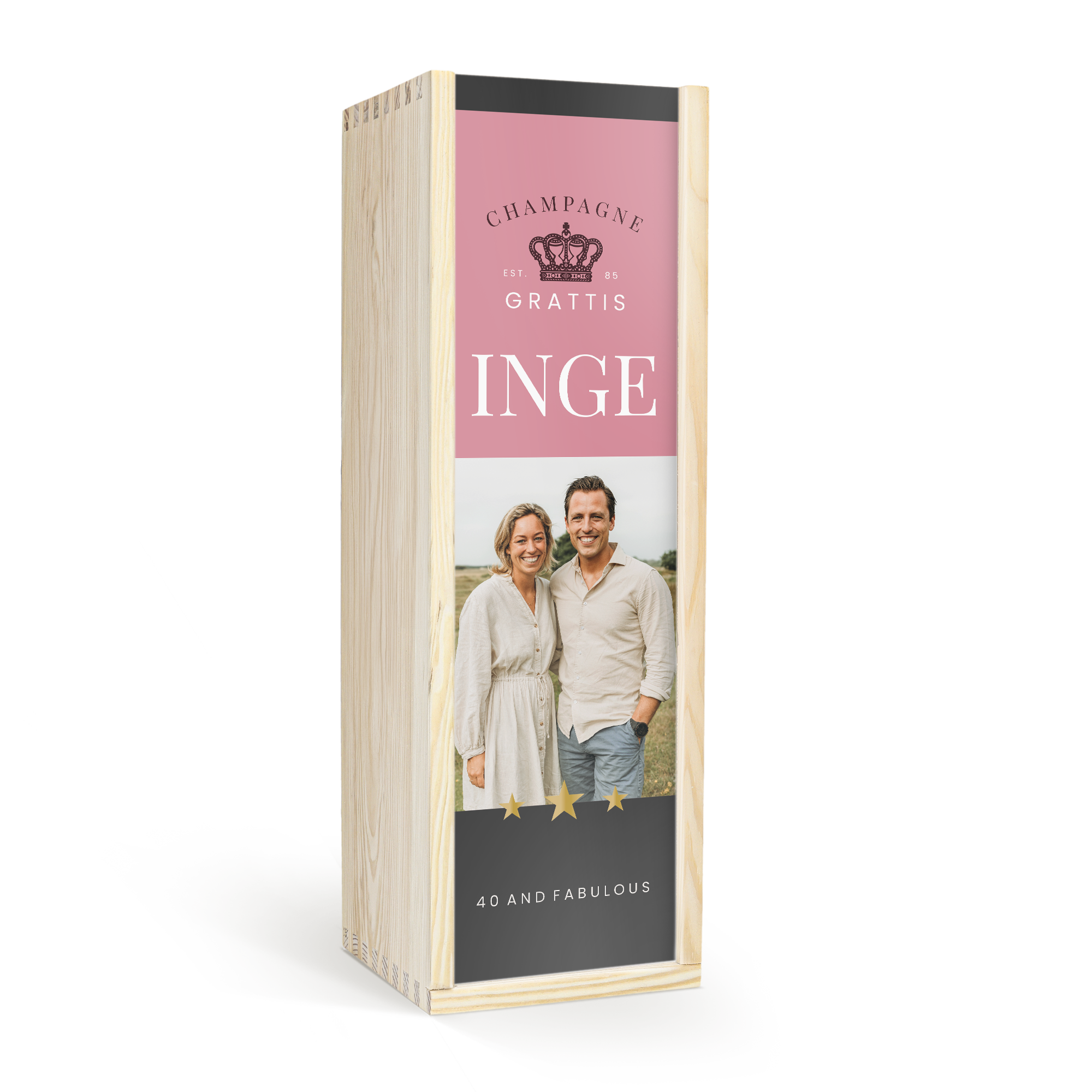 Personifierad Moët & Chandon champagne i träkista med tryckt text Inge, bild på par, och 40 AND FABULOUS.