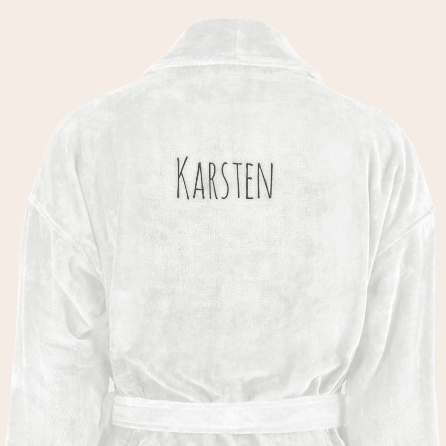 Bademantel Männer personalisiert Weißer Bademantel aus Frottee, mit dem Namen Karsten in Schwarz auf dem Rücken bestickt. Ihr eigener Bademantel mit Namen bestickt!