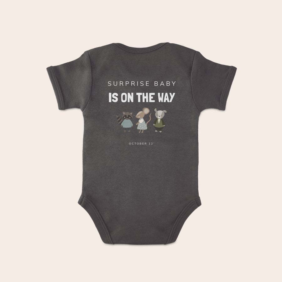Body Personalizzato per Neonati Body personalizzato per neonato grigio con stampa testo "SURPRISE BABY IS ON THE WAY", tre personaggi stilizzati e data personalizzabile