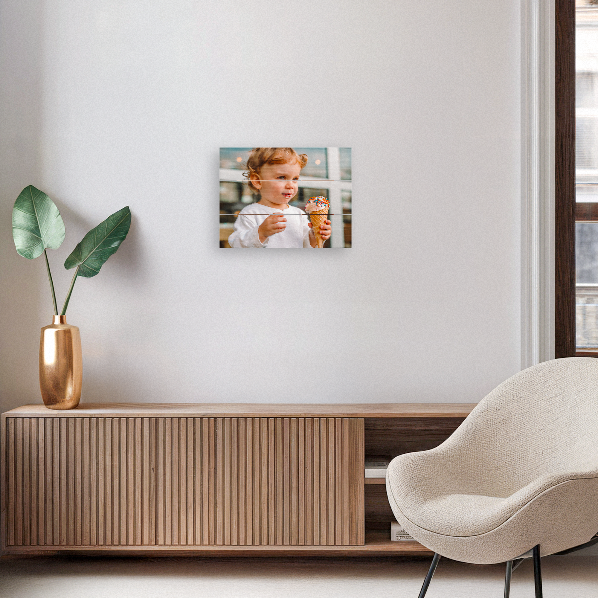 Houten wanddecoratie met foto van kind dat ijsje eet, persoonlijk met foto op hout gedrukt.