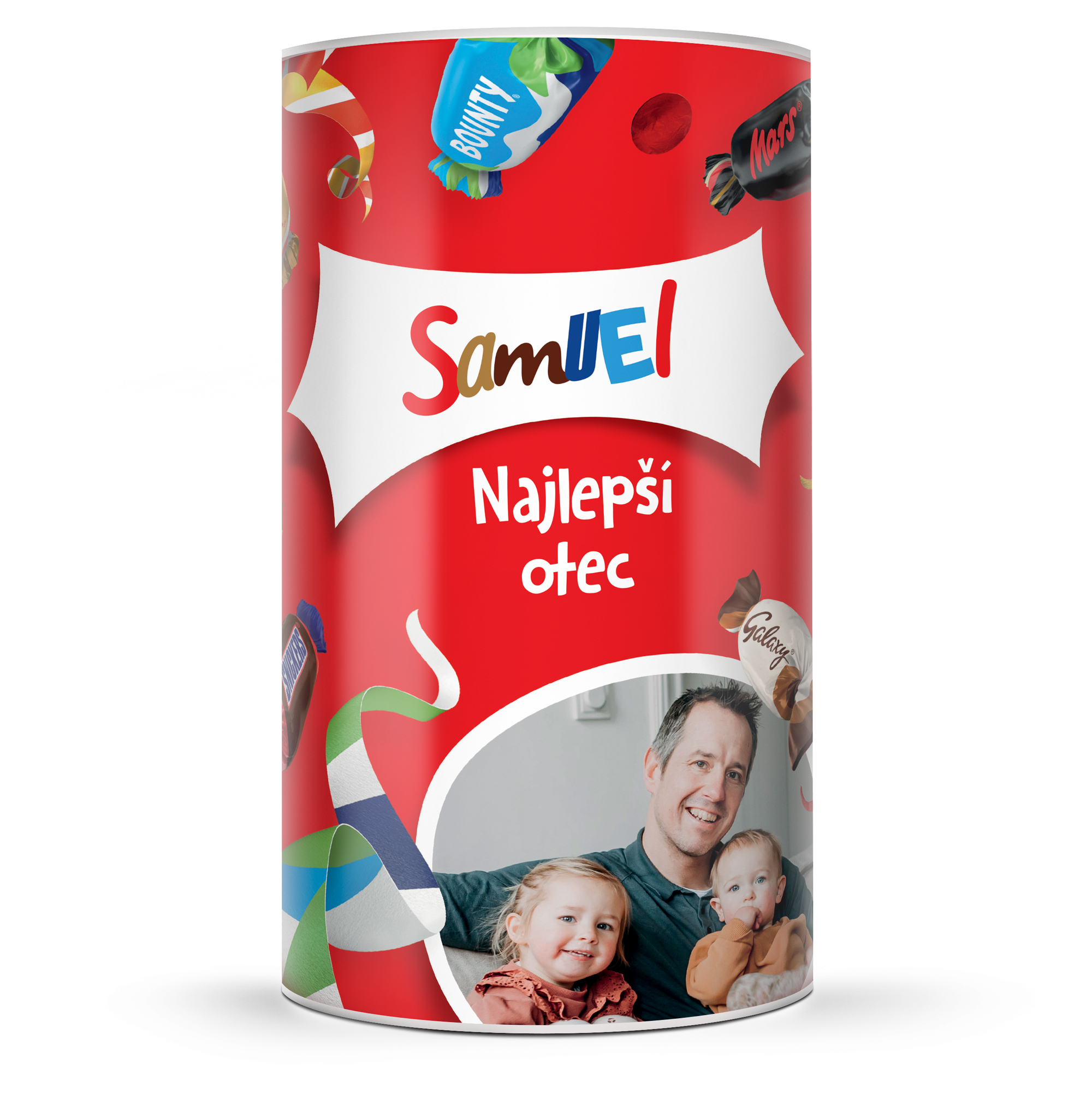 Personalizovaná fľaša Celebrations so sladkosťami, s menom Samuel a textom Najlepší otec. Fľaša je potlačená vlastnou fotografiou usmievajúceho sa otca s dvoma deťmi.