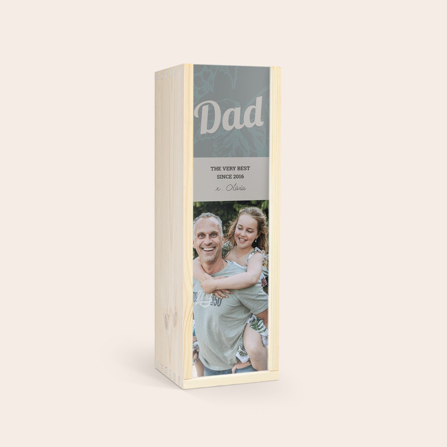 Set Regalo Birra Personalizzato - Westmalle Dubbel e Tripel Regala un favoloso set birra in un cofanetto in legno personalizzato con la foto di padre e figlia, il nome Dad e il testo The very best since 2016 x Olivia, stampati a colori