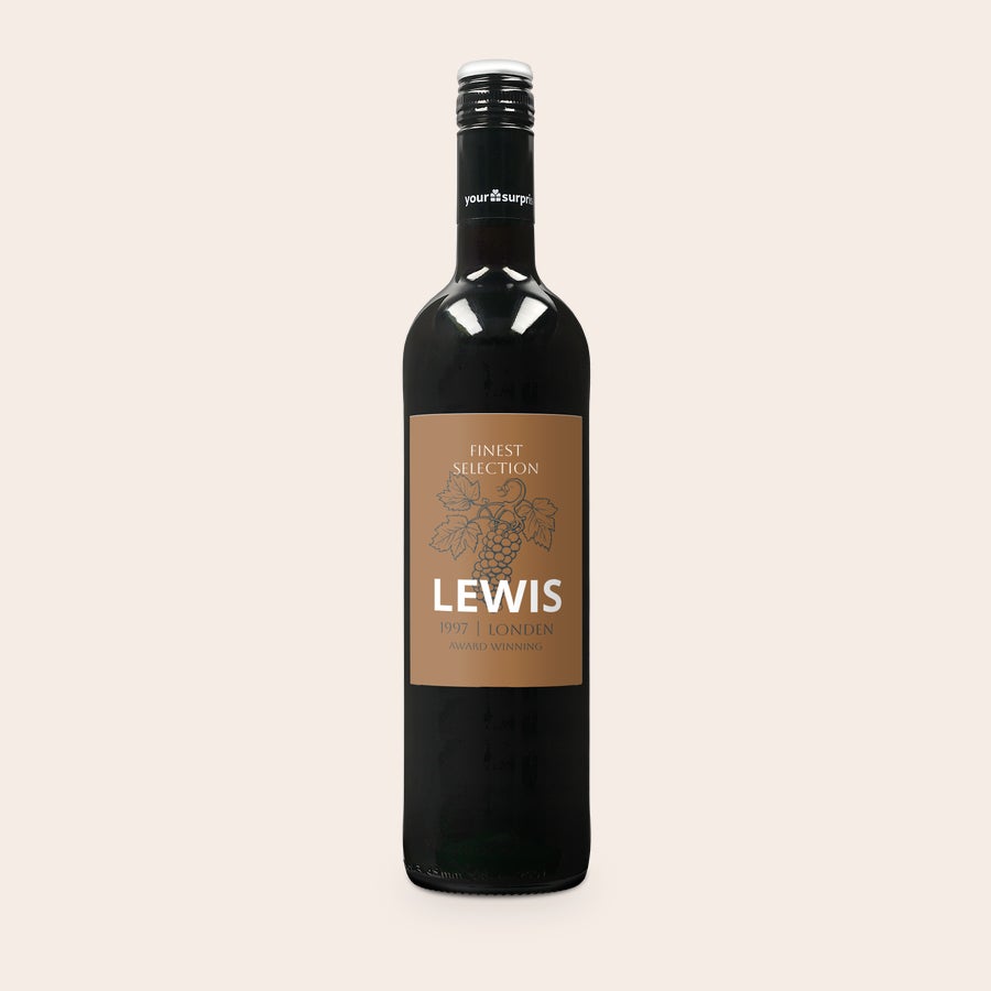 Personalizované víno - Maison de la Surprise Cabernet Sauvignon Láhev červeného vína se štítkem s hrozny a jménem LEWIS, personalizované víno s vlastním štítkem