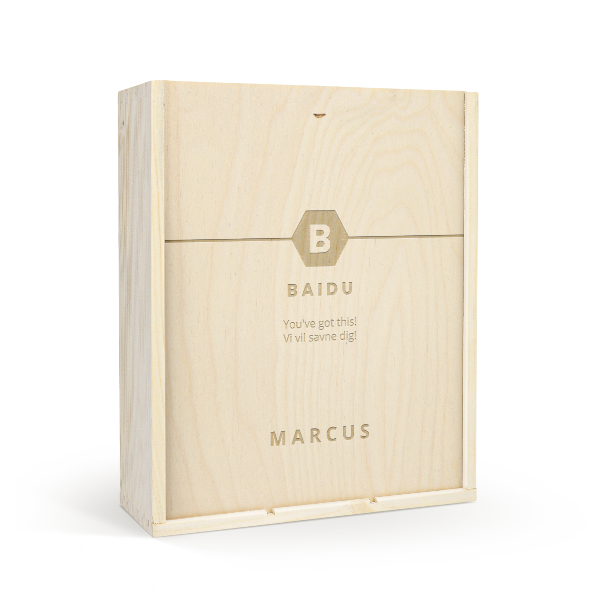 Personlig vin trækasse i træ indgraveret med et B i en hexagon, navnene Baidu og Marcus samt teksten You've got this! Vi vil savne dig!