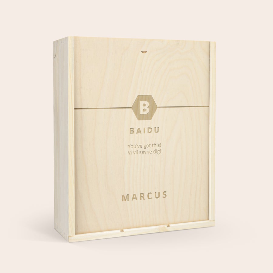 Vinkasse i træ Luksus trækasse til vin med personlig gravering, indgraveret med teksten "BAIDU", "You've got this! Vi vil savne dig!" og "MARCUS".
