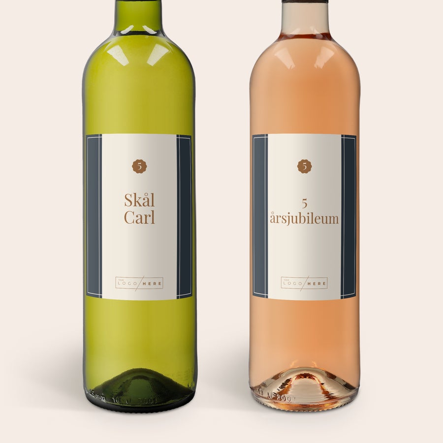 Personlig Maison de la Surprise Vinpresent Maison de la Surprise vinpresentbox med personifierad etikett Skål Carl och 5 årsjubileum på vit och rosévinflaskor