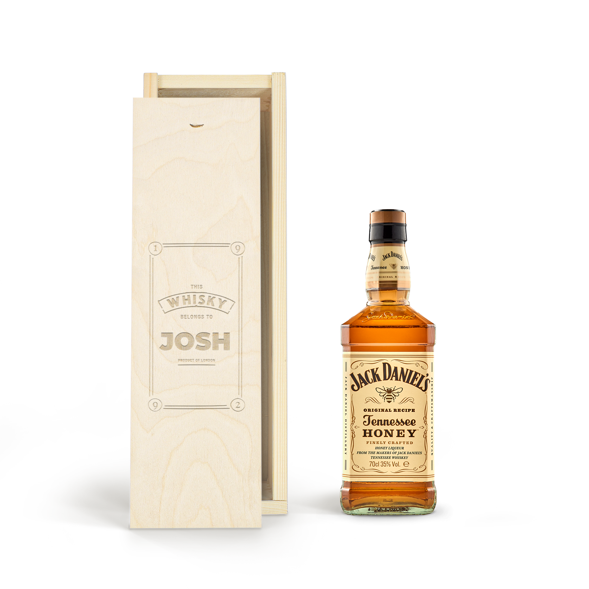Láhev whisky Jack Daniel's Honey v ryté dřevěné krabici se jménem Josh.