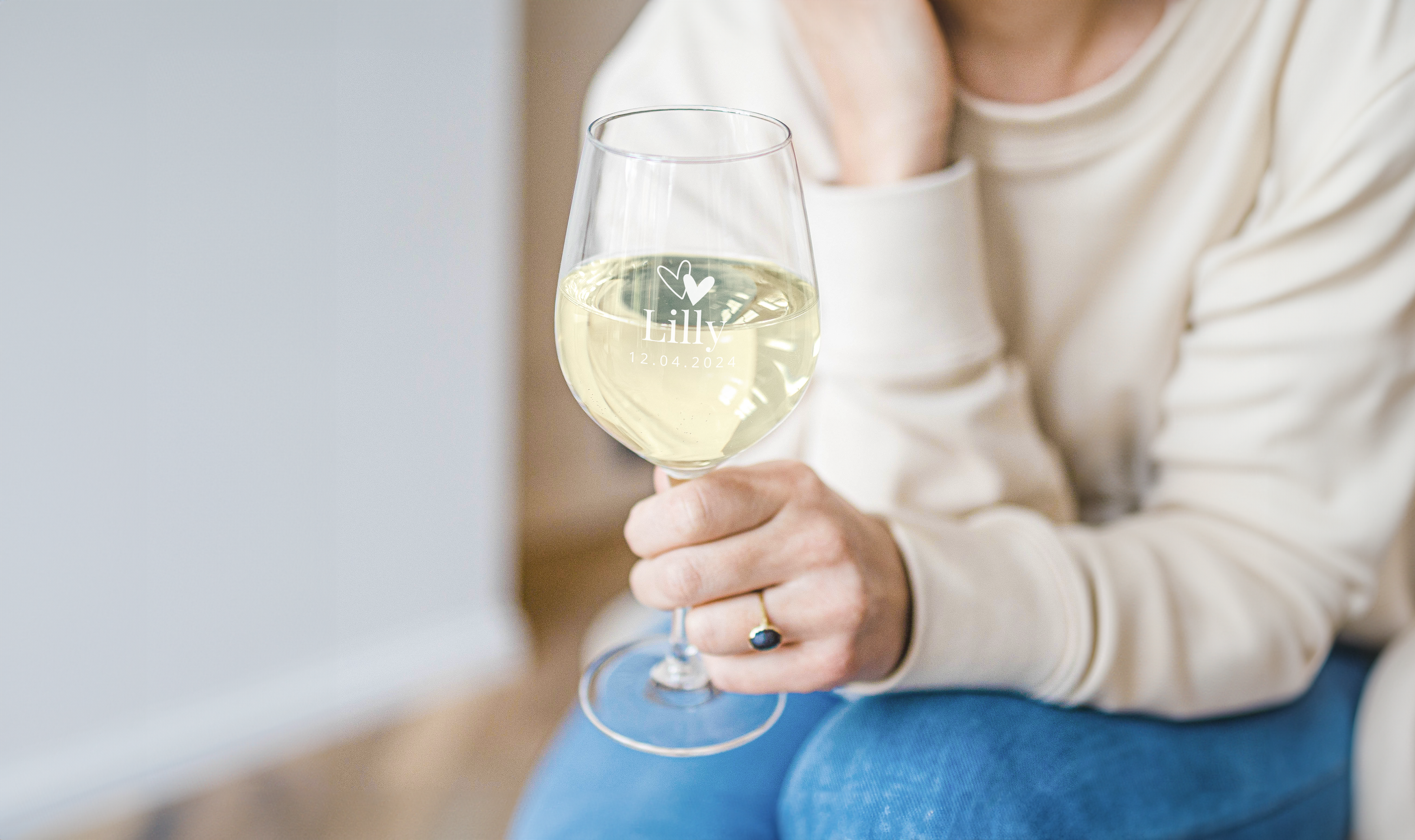 Copa de vino blanco personalizada, grabada con los corazones, el nombre "Lilly" y la fecha "12.04.2024".