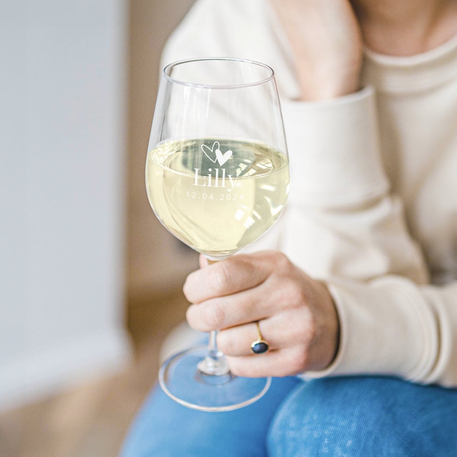 Pahar - Vin Pahar de vin alb personalizat cu gravura numelui Lilly, inimioare si data 12.04.2024