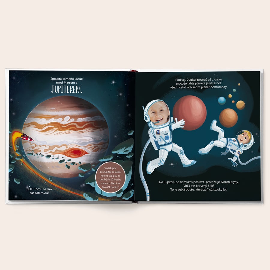 Kniha - Malý astronaut Otevřená kniha Malý astronaut Jméno na cestě za planetami s personalizovaným jménem a fotografií dítěte ve skafandru.