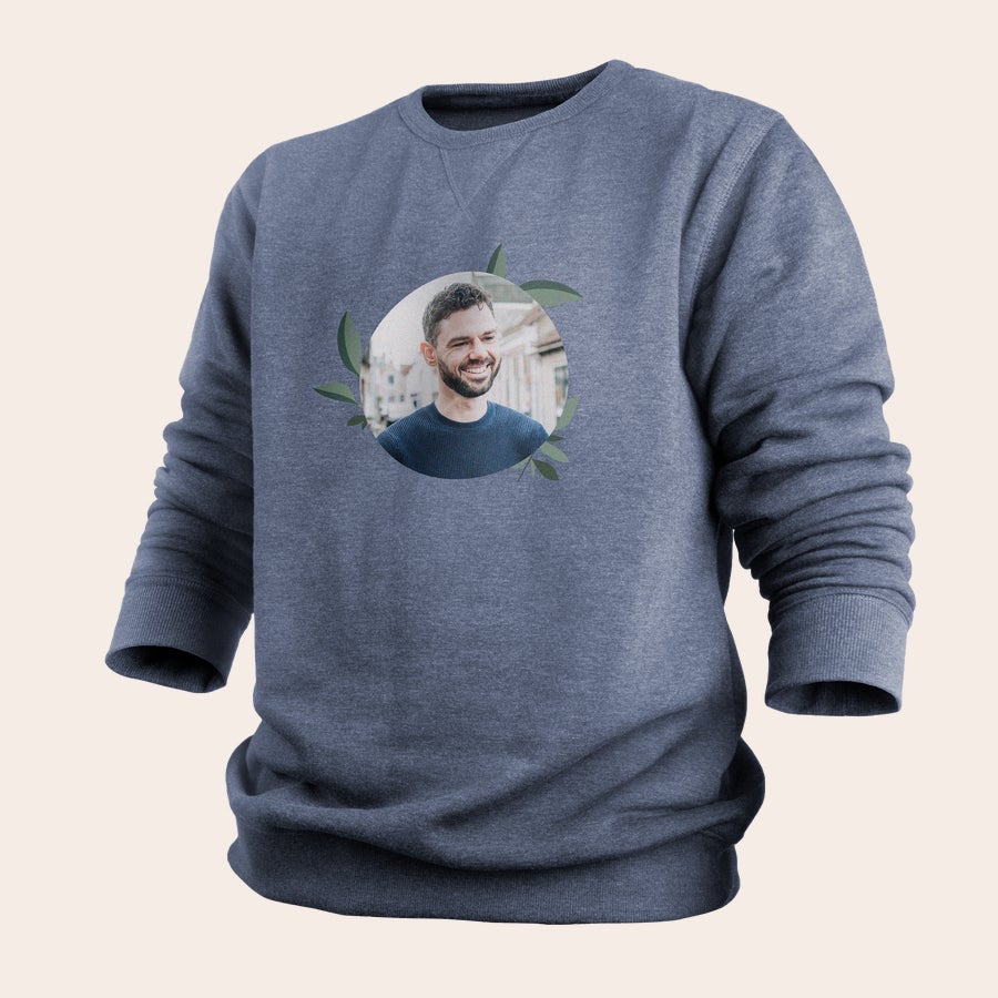 Herre sweater Grå personlig sweater med dit design af et billede af en mand omkranset af grønne blade.