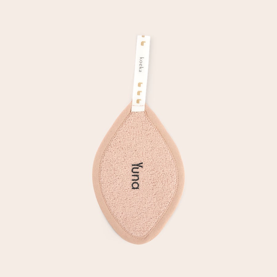Attache tétine Koeka brodée Attache tétine personnalisée Koeka rose brodée du nom Yuna pour surprendre les nouveaux parents.