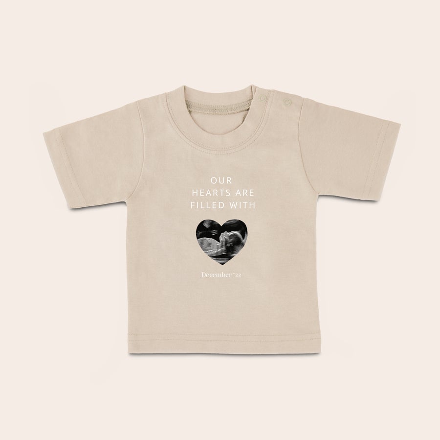T shirt bébé personnalisé T-shirt bébé beige personnalisé imprimé avec échographie en forme de cœur et date décembre 22