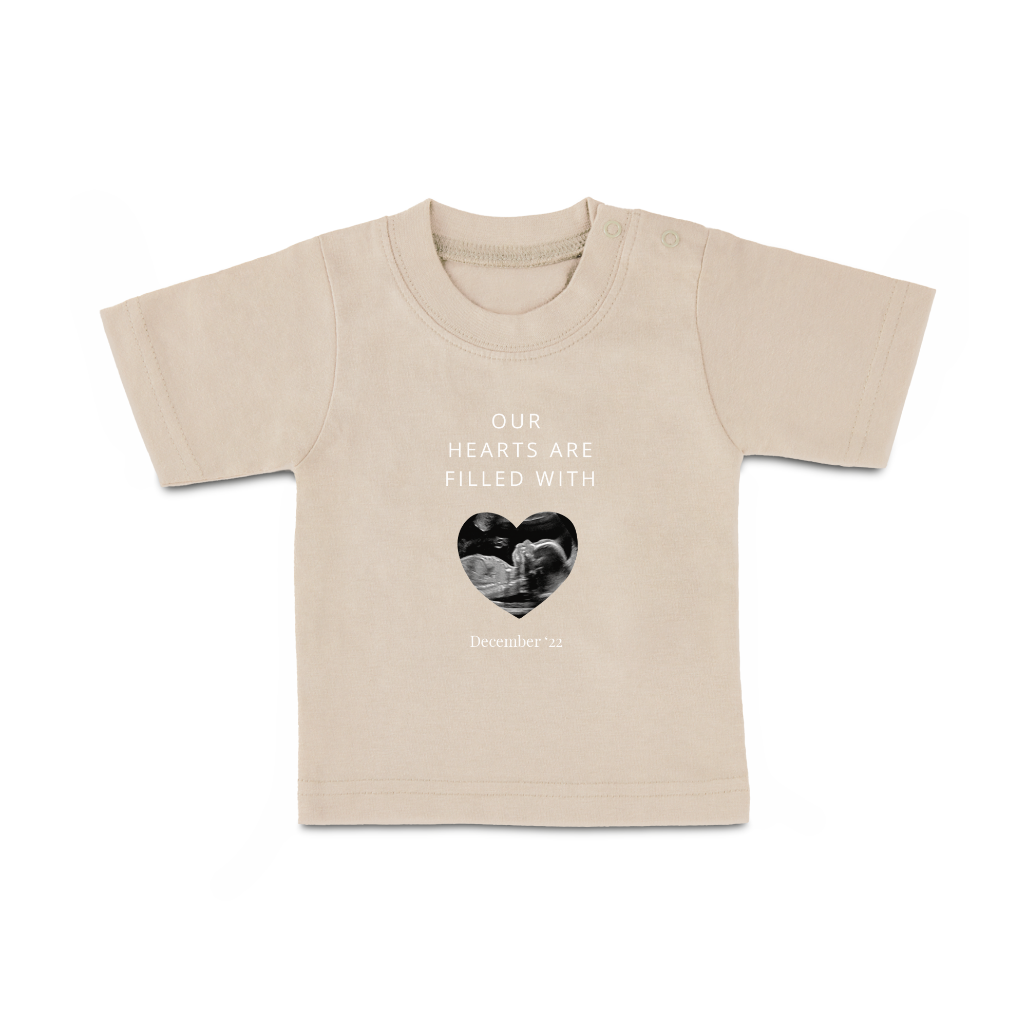 Din baby vil blive noget så smart med en beige t-shirt, trykt med et scanningsbillede, teksten "Our hearts are filled with" og "December '22".
