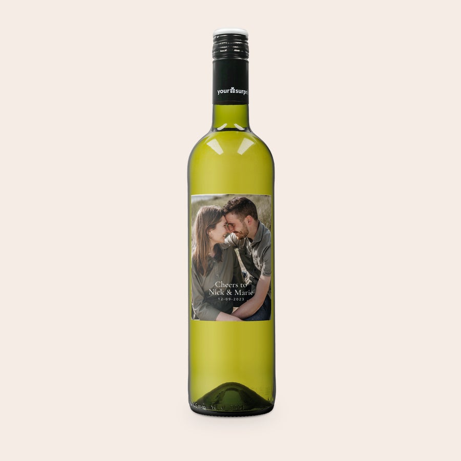 Personalizované víno - Maison de la Surprise Sauvignon Blanc Bílé víno se personalizovaným štítkem s fotografií páru a textem Cheers to Nick & Marie 12-09-2023