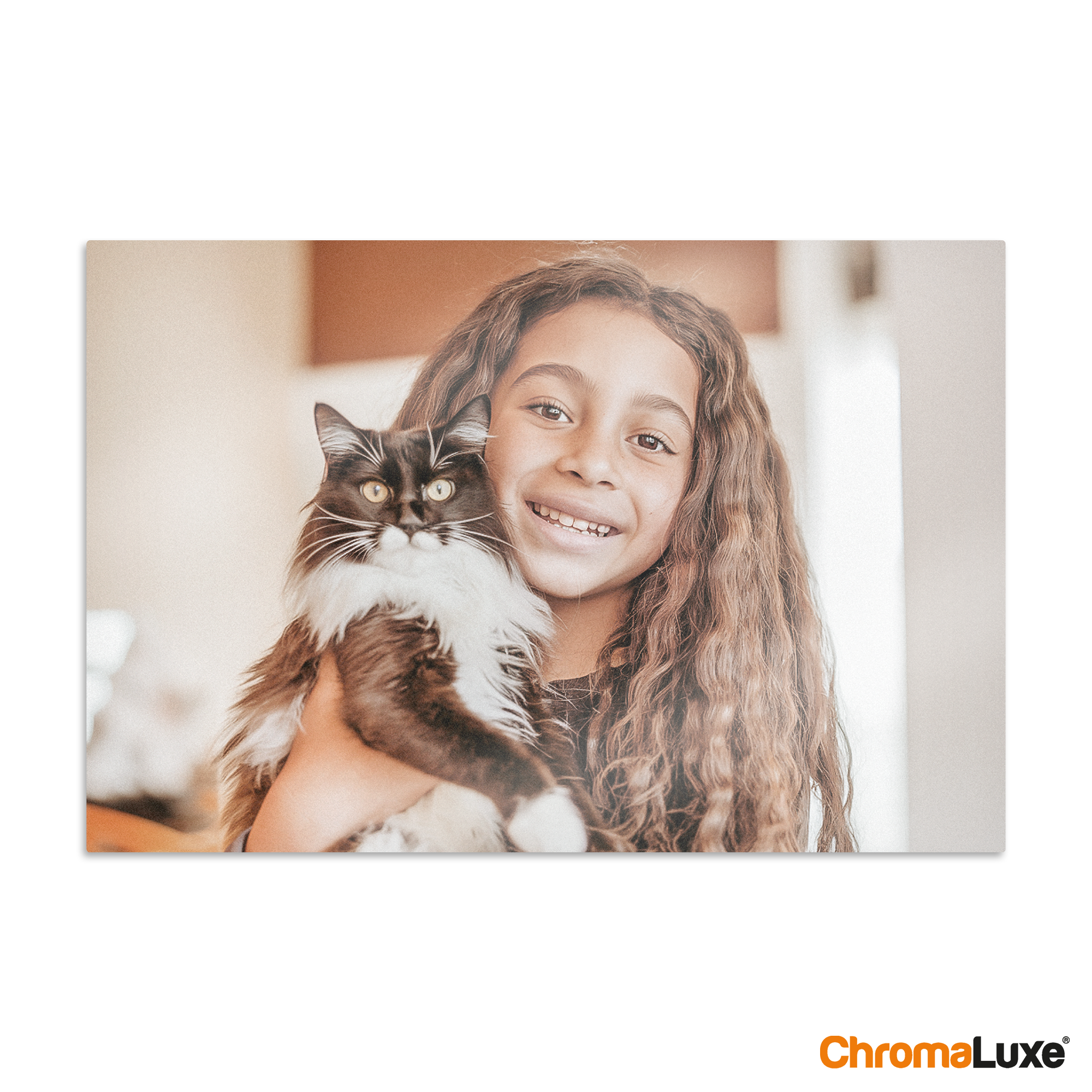 Chromaluxe aluminiumsfotoprint med smilende jente som holder en svart og hvit katt.
