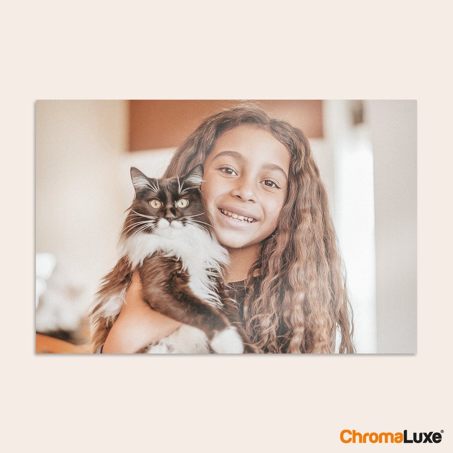 Foto afdrukken op aluminium ChromaLuxe aluminium fotopaneel met eigen foto van een lachend meisje dat een kat vasthoudt