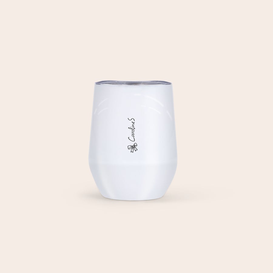 Resemugg med lock Resemugg med lock - 350 ml - Vit, personlig med namnet Caroline och en liten rosett i svart tryck.