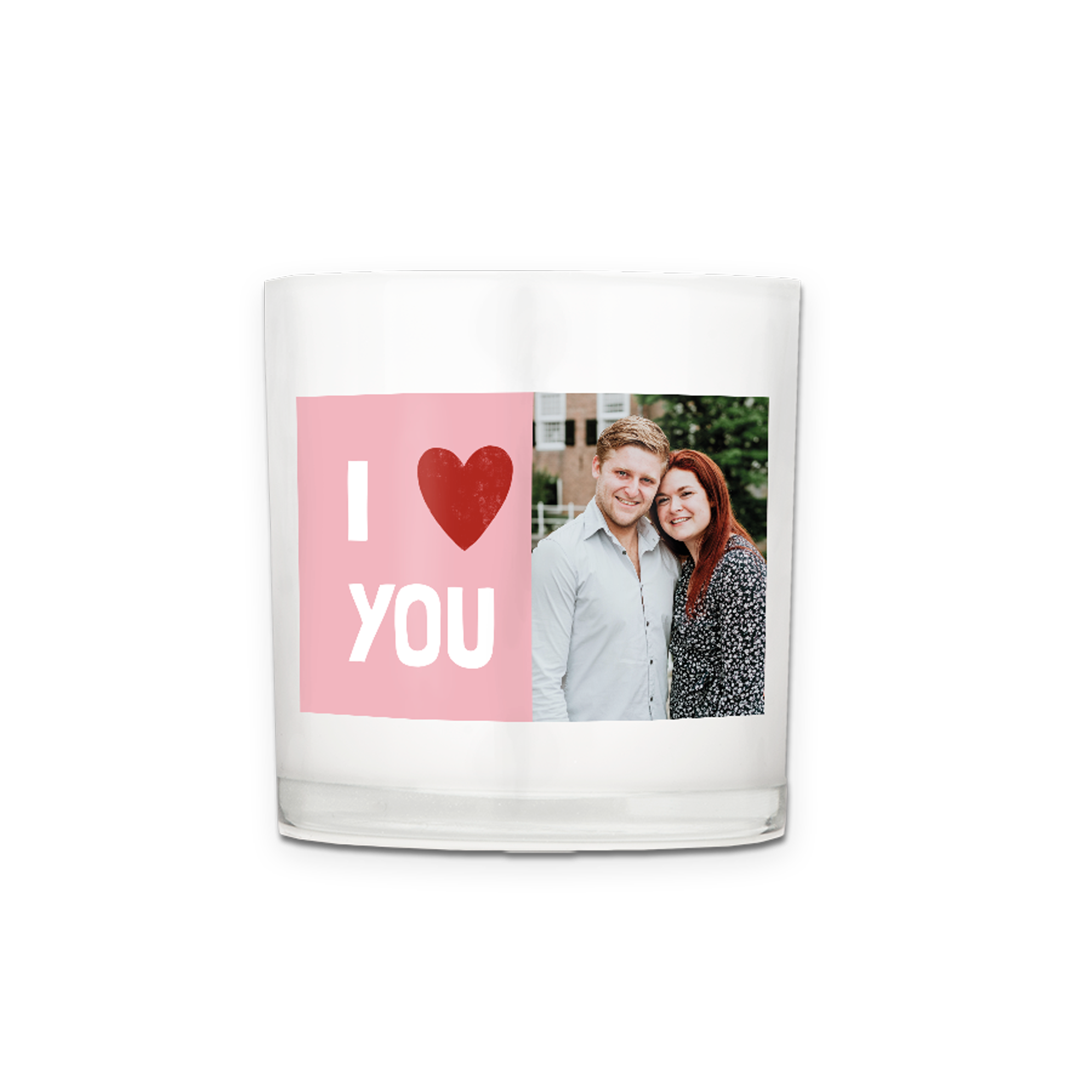 Ett personaliserat ljus med tryckt bild på ett par och texten I love you i rosa på en vit glashållare