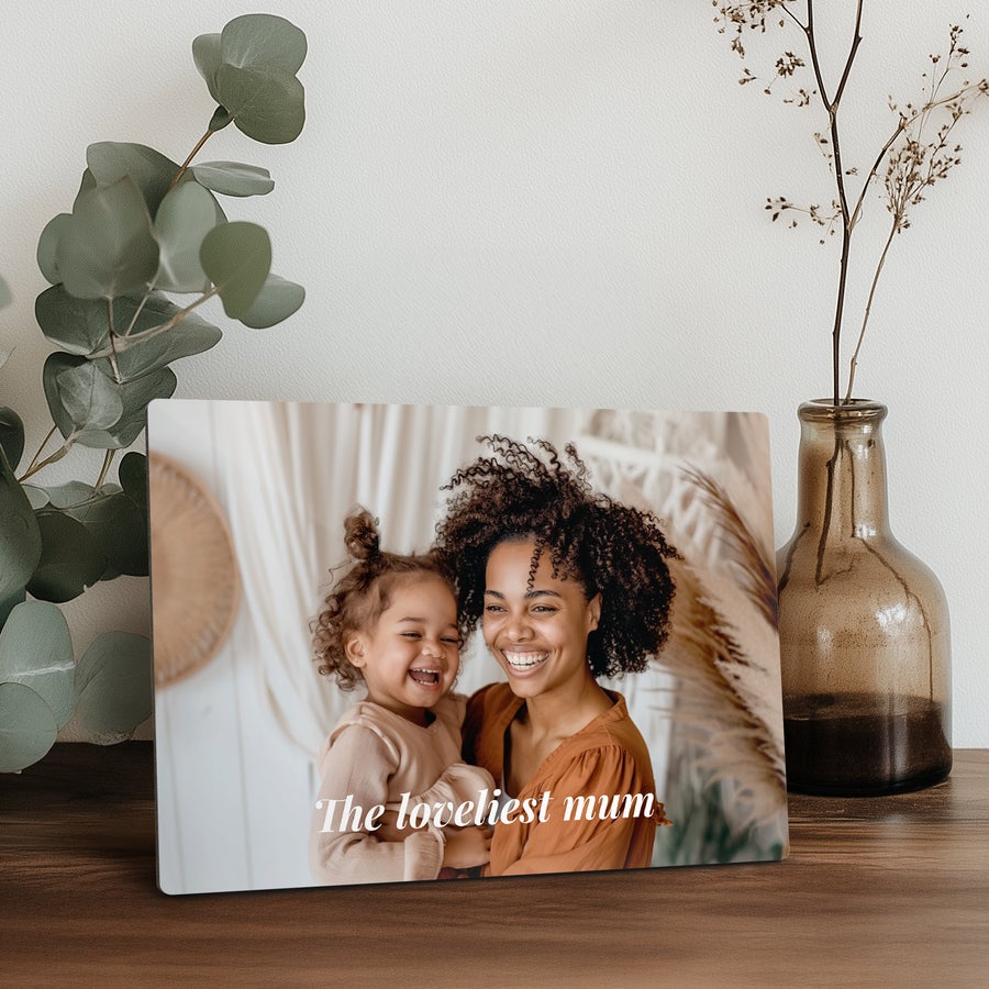 Zdjęcie na płycie pilśniowej Stojak fotograficzny z nadrukowanym zdjęciem uśmiechniętej matki z dzieckiem i tekstem The loveliest mum