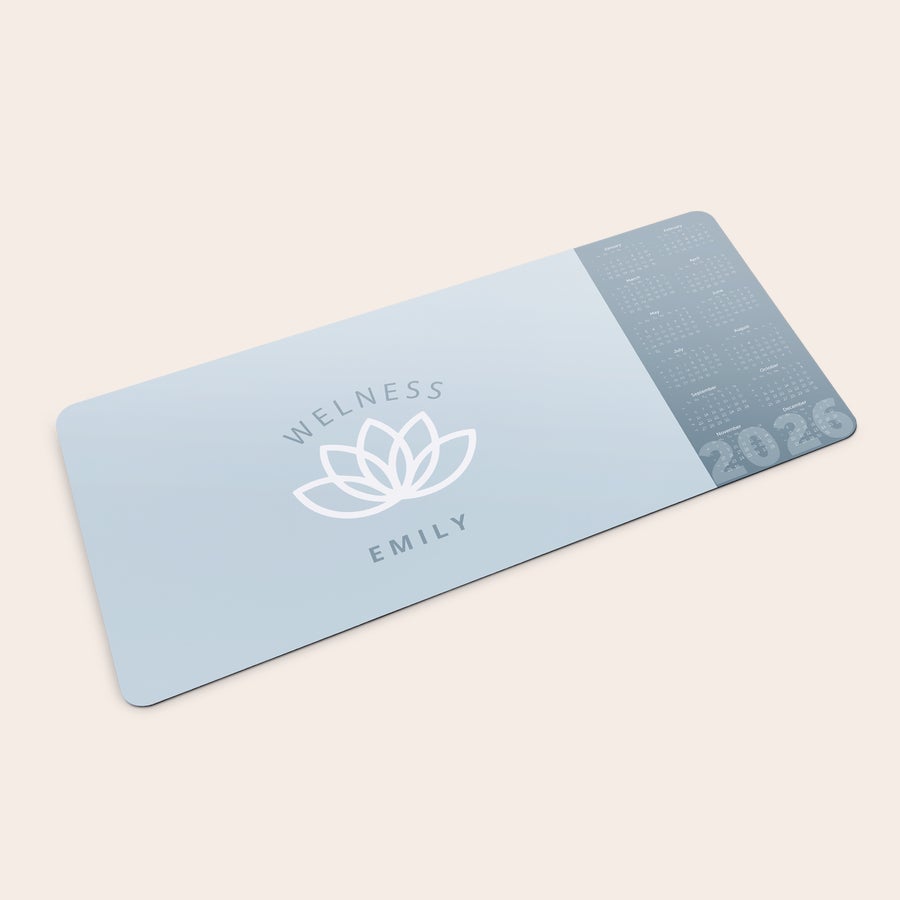 Personalizirana podloga za miško – pravokotna – XXL Personalizirana XXL podloga za miško s koledarjem 2026, logotipom Wellness in imenom Emily.