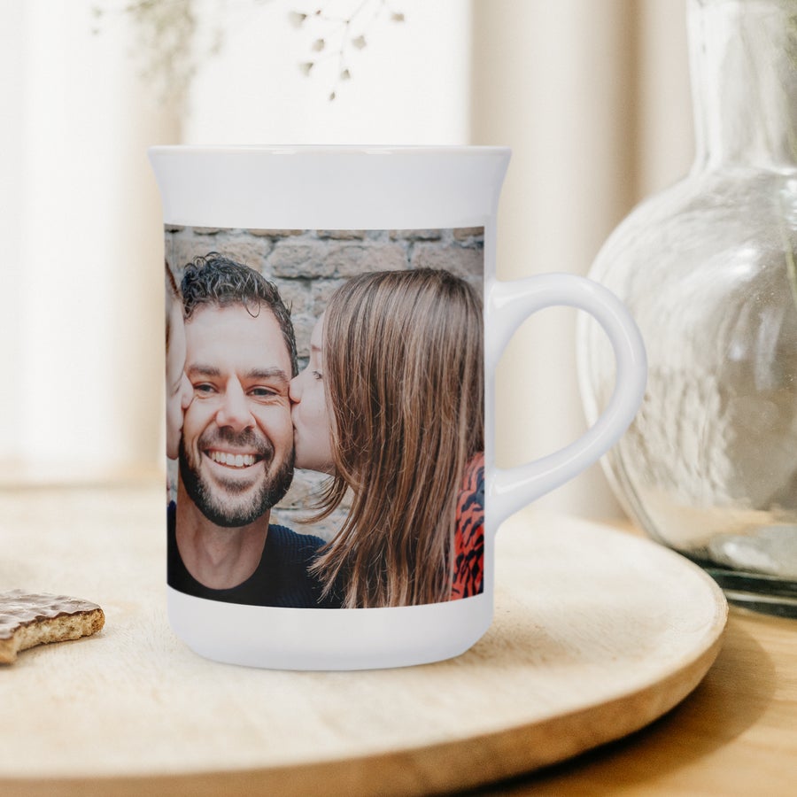 Taça de Chá Personalizada Caneca branca curva personalizada com foto impressa de família sorridente. Ofereça uma caneca personalizada.