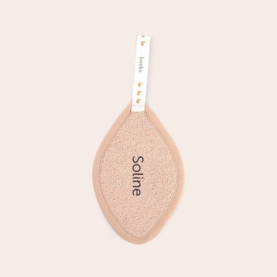 Attache tétine Koeka brodée Attache tetine personnalisee Koeka rose en forme de feuille, brodee du prenom Soline. Surprenez les nouveaux parents.