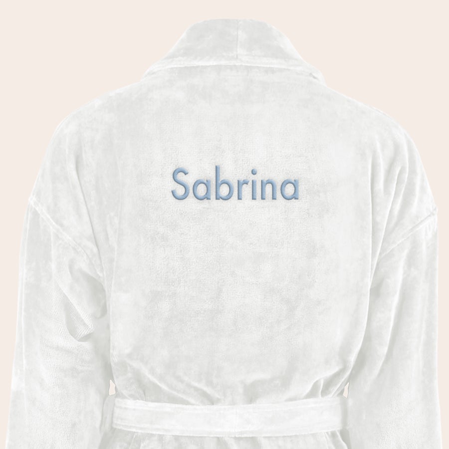 Dame Badekåbe med navn Luksus hvid morgenkåbe til damer med broderet navn Sabrina på ryggen, i blåt garn