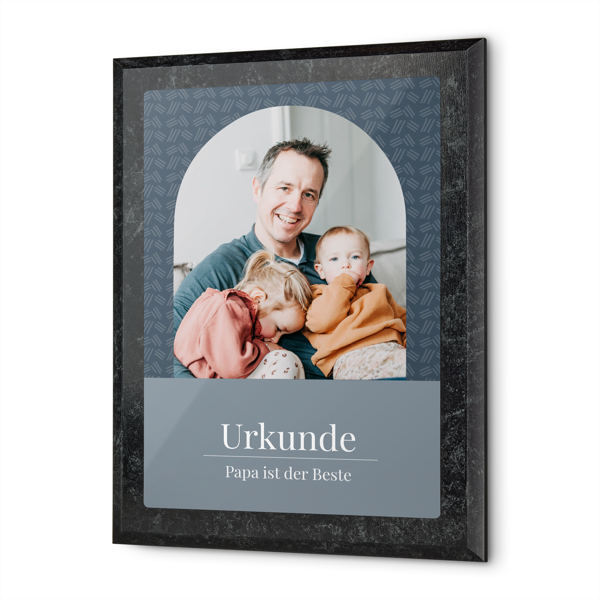 Holz-Urkunde mit Marmor-Optik und aufgedrucktem Foto von Papa mit seinen Kindern, personalisiert mit Text "Urkunde Papa ist der Beste". Das einzigartige Vatertagsgeschenk.