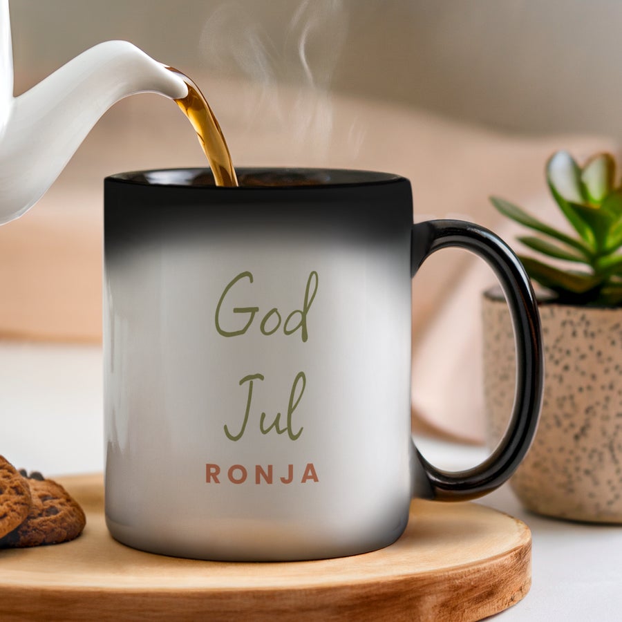 Magisk Mugg Magisk mugg - Foto med personlig text God Jul och namnet RONJA, fylls med varmt kaffe.