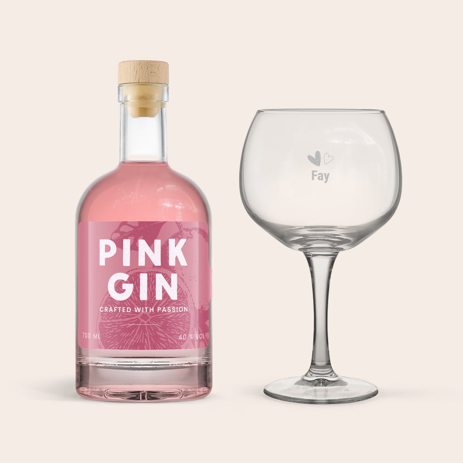 Personlig Pink Gin Pink gin flaske med pink etiket, teksten Pink Gin og et indgraveret glas med navn Fay og to hjerter