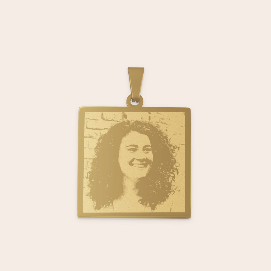 Colar com pendente quadrado Pendente quadrado banhado a ouro gravado com foto de mulher sorridente, ideal como presente personalizado.