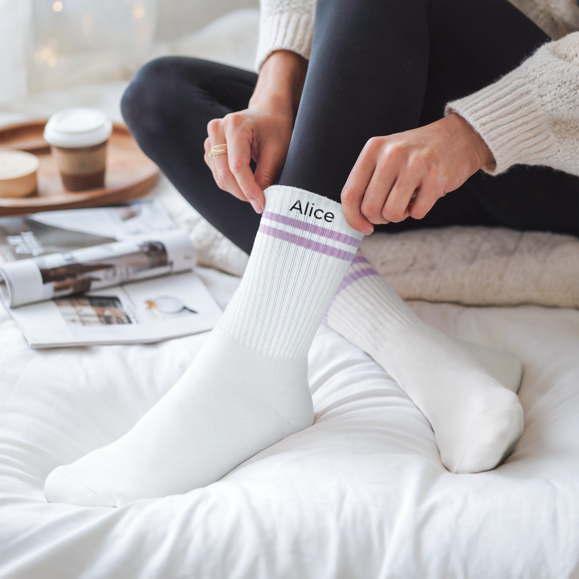 Weisse personalisierte Sportsocken mit lila Streifen und dem Namen Alice, gedruckt auf dem Bündchen.