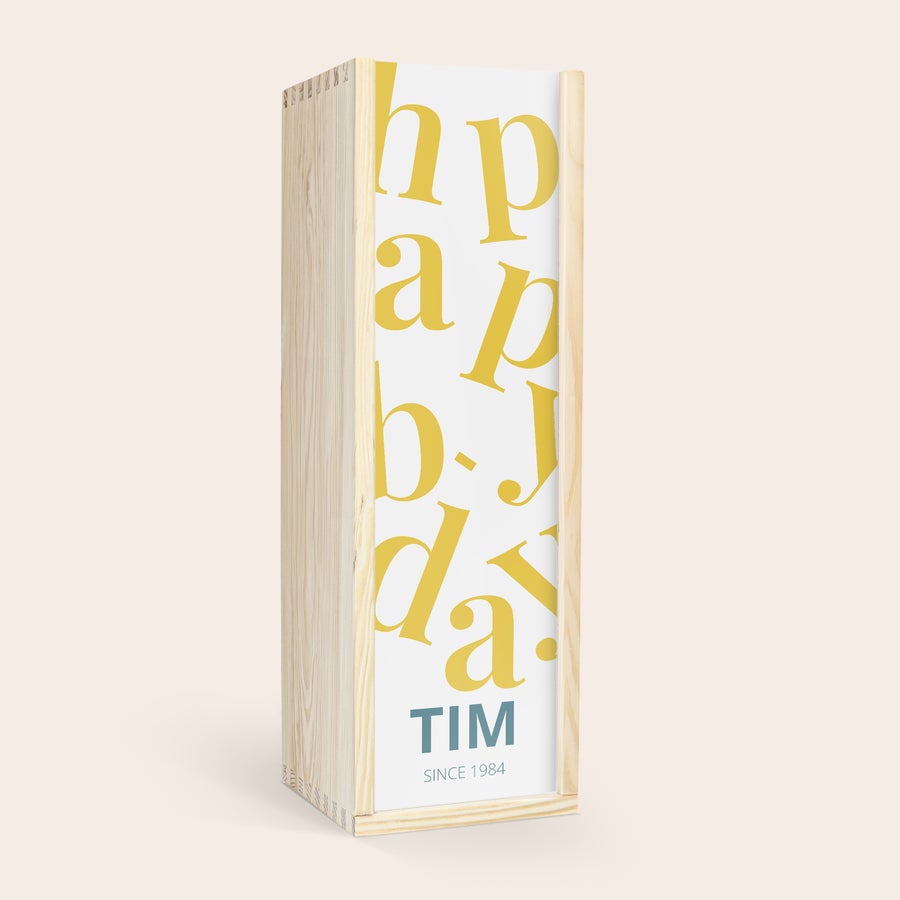 Port Graham's 20 Years personaliseren Houten kist met fles port, bedrukt met gele letters happy bday en naam Tim since 1984, een bedrukte kist voor port