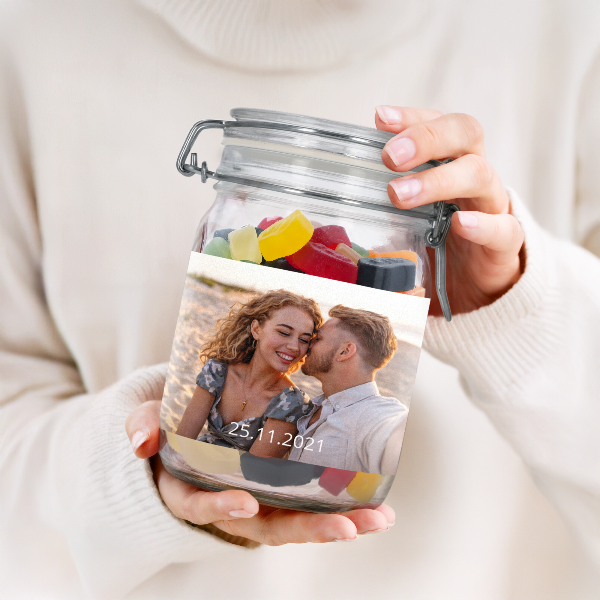 Personalisiertes Bonbonglas mit Weingummi, bedruckt mit einem Pärchenfoto und dem Datum 25.11.2021