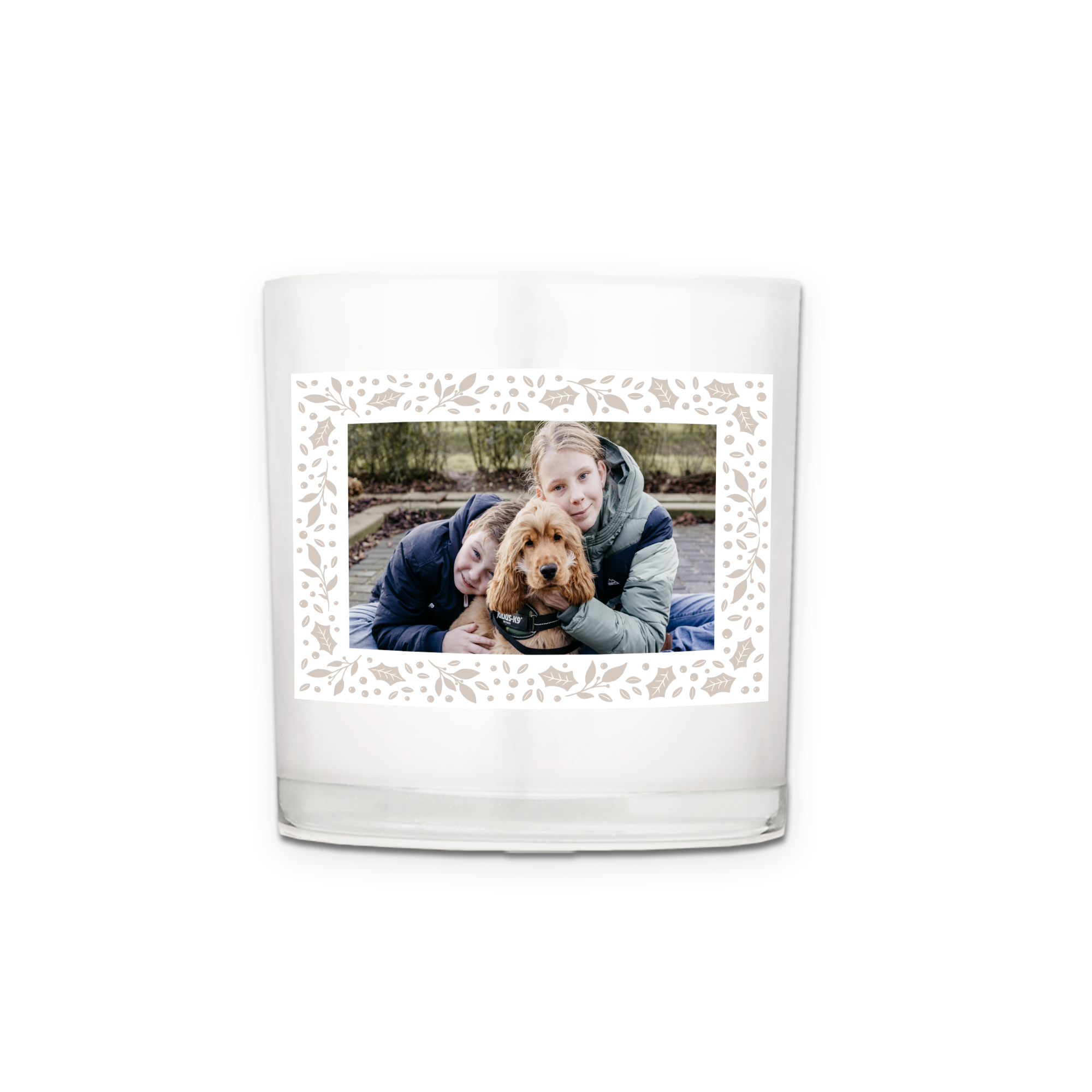 En personlig lysestage med et billede af to børn og en hund, der er trykt på etiketten med et dekorativt mønster.