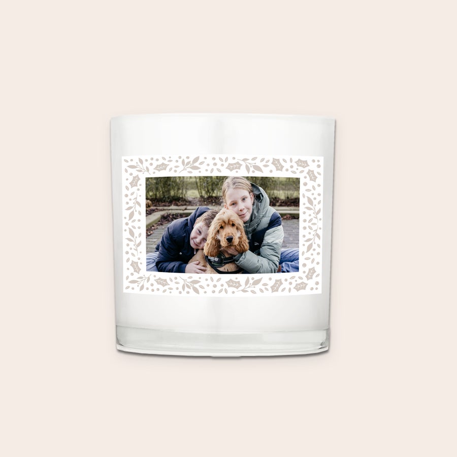 Ljus i glas Ett personaliserat ljus med tryckt etikett som visar ett foto av två barn med en hund.