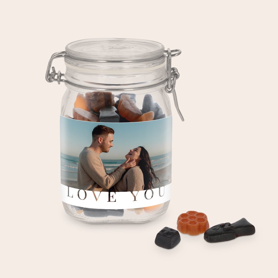 Personlig Glaskrukke med Slik Glaskrukke fyldt med lakrids med personlig etikette printet med foto af et par og teksten LOVE YOU