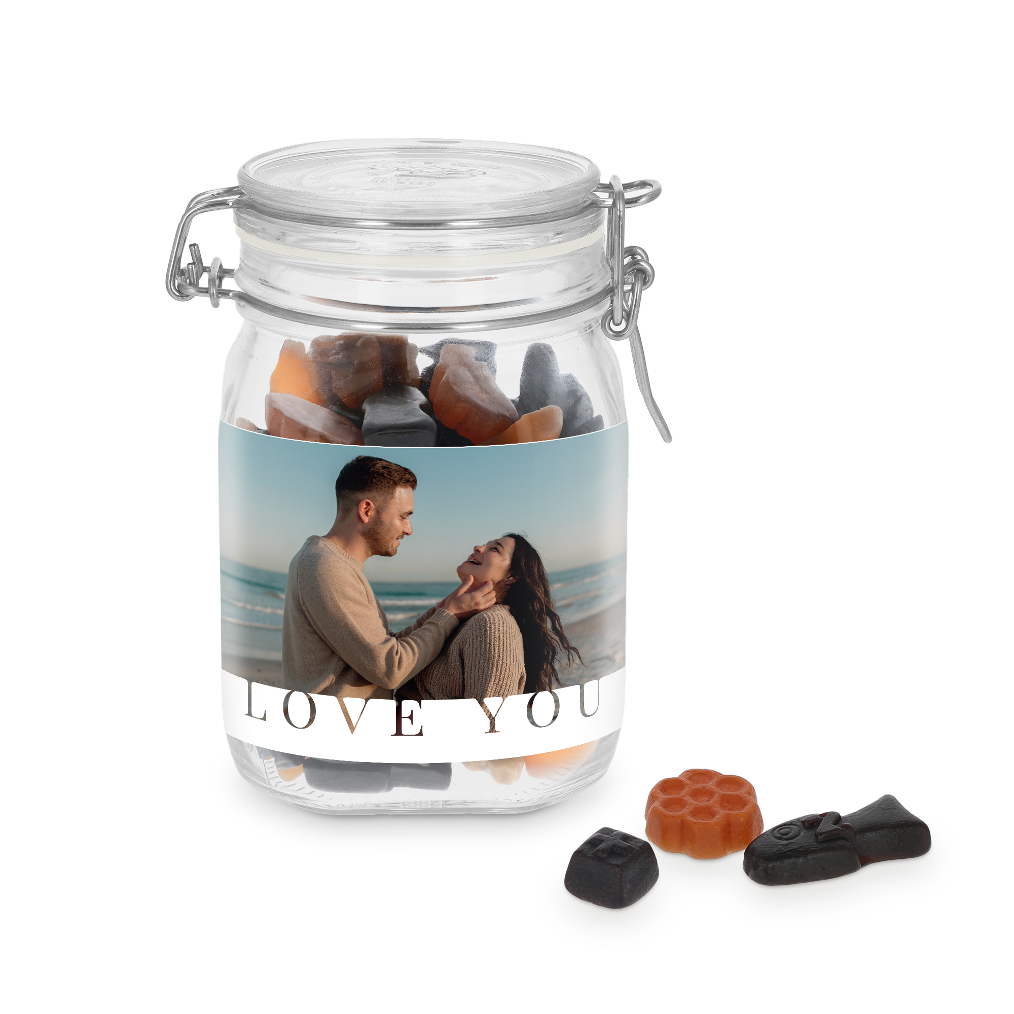 Tarro de dulces personalizado con mezcla de regaliz, foto de pareja, y el texto "Love You" impreso en la etiqueta.