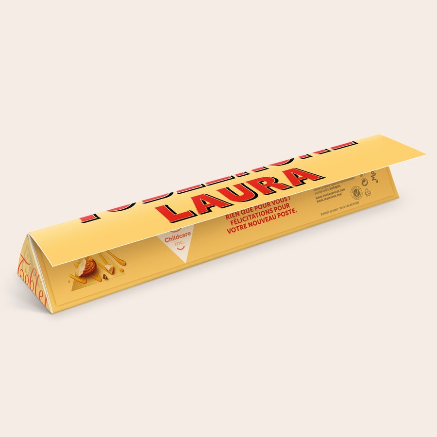 Toblerone personnalisé Toblerone personnalisé avec prénom Laura et message de félicitations imprimés sur l'emballage