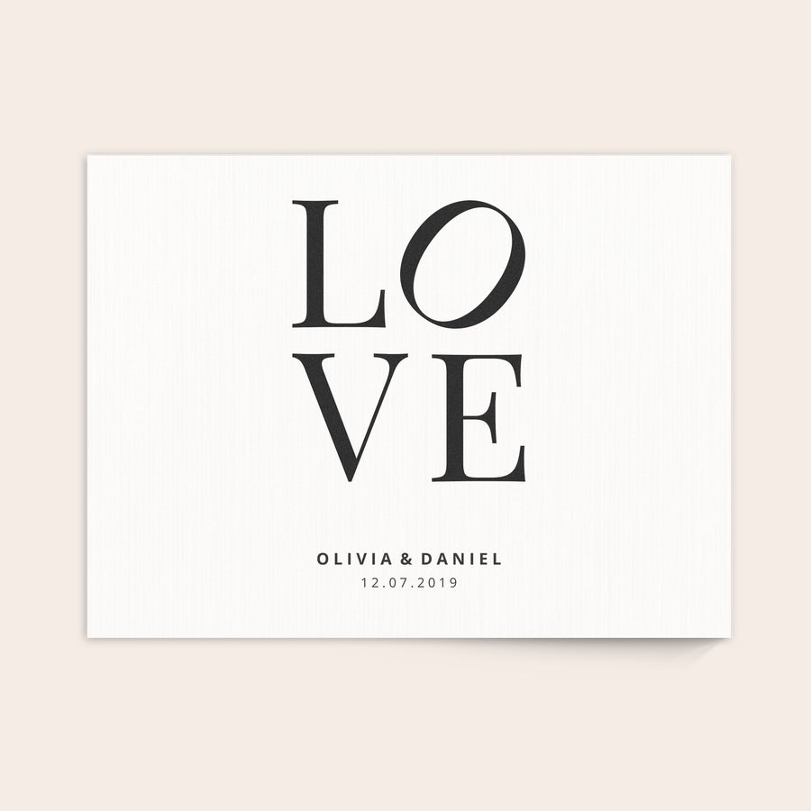 Puinen valokuvataulu Puinen paneeli painetulla LOVE-tekstillä sekä nimillä Olivia & Daniel ja päivämäärällä 12.07.2019 Luo suosikkikuvasi kauniiksi sisustuselementiksi puiselle paneelille