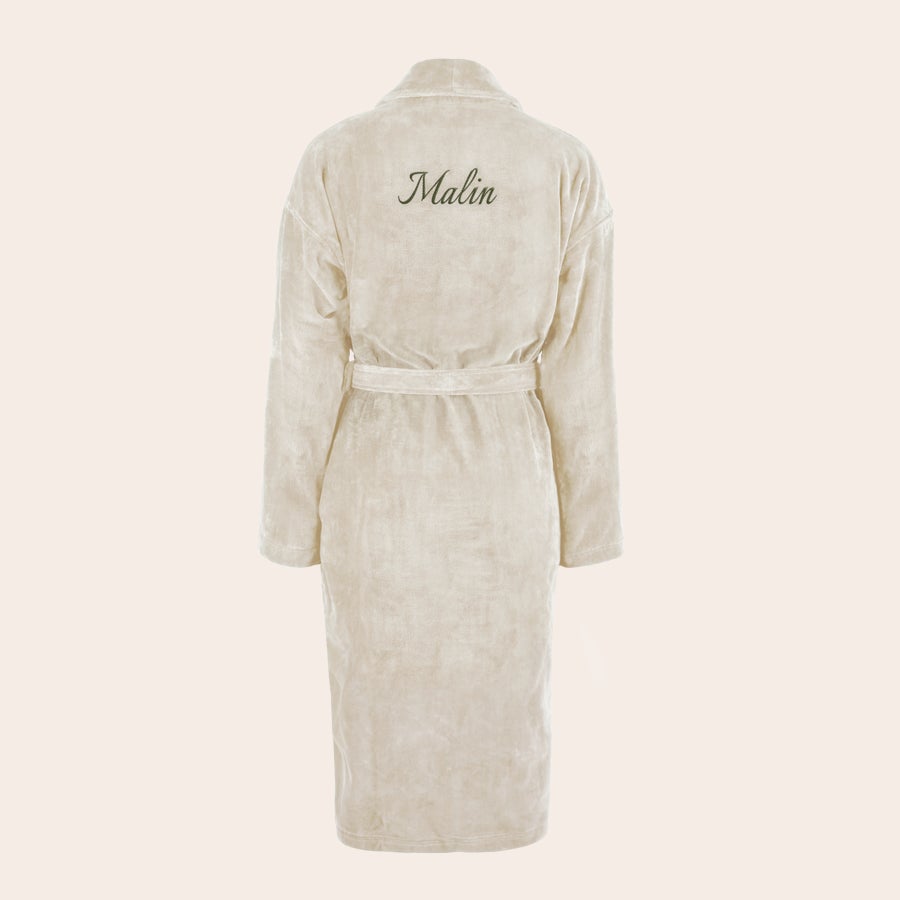 Badekåpe for kvinner med navn Myk, beige badekåpe brodert med navnet Malin, perfekt som personlig gave.