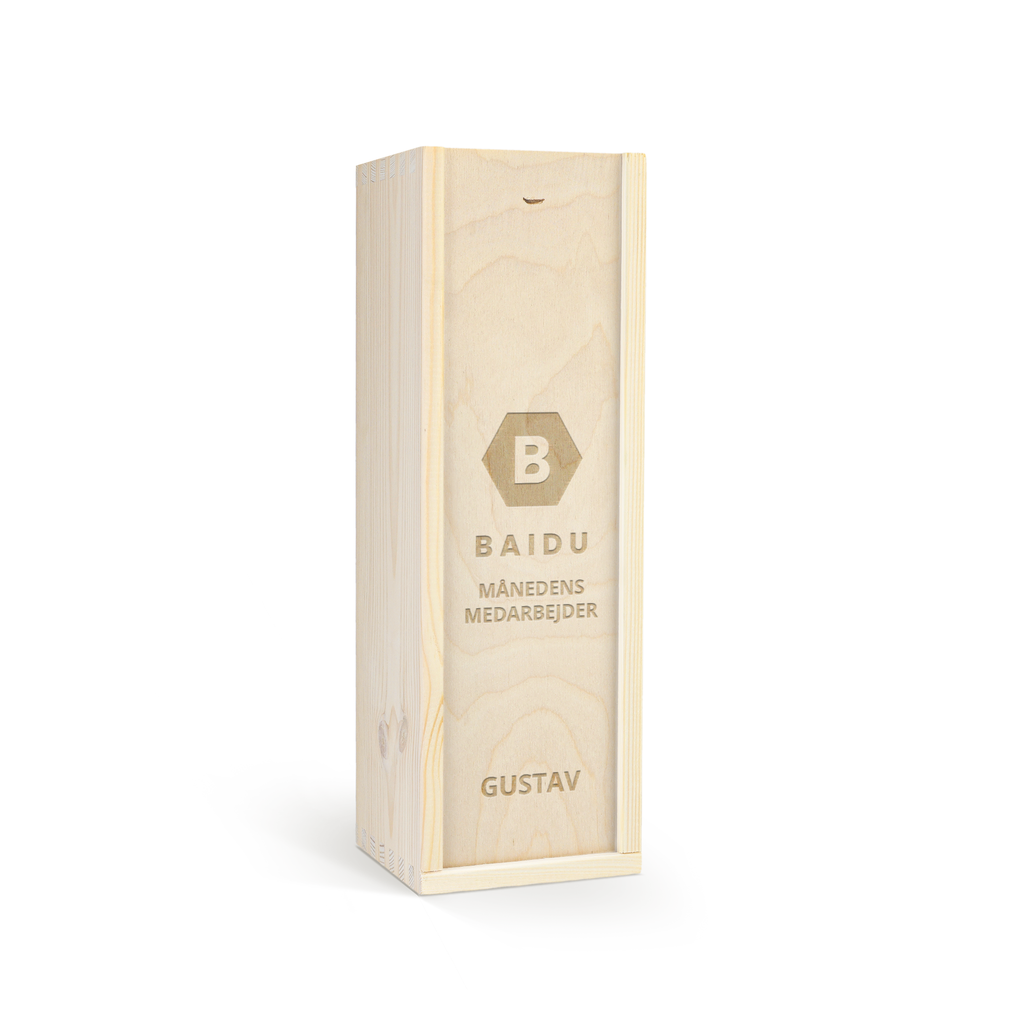 Trækasse med lasergraveret logo, teksten "BAIDU MÅNEDENS MEDARBEJDER" og navnet "GUSTAV", perfekt til at overraske med en lækker flaske Old Captain Brown Rum.